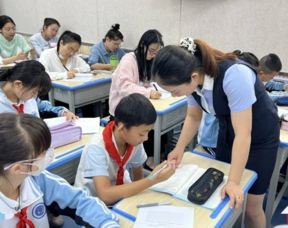 愿点点微光既照前路更亮归途或许就是教育家精力最动人的容貌