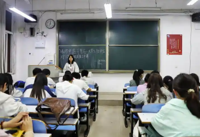 打破沟通壁垒树立常态化双向反应共享学生在校心思动态 打破沟通壁垒树立常态化双向反应共享学生在校心思动态