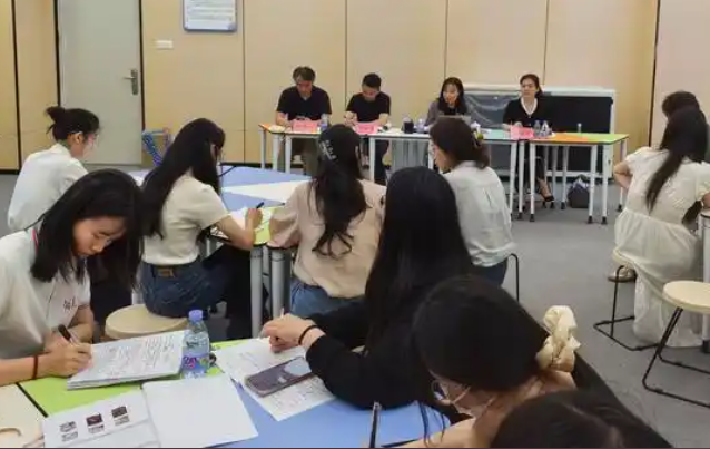 师资和课程方面试验区会聚中外优秀教师完善国际化课程系统 师资和课程方面试验区会聚中外优秀教师完善国际化课程系统