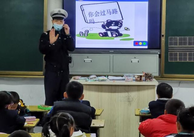 聚集村庄学生出行安全无证营运车辆超员面包车便趁机揽客 聚集村庄学生出行安全无证营运车辆超员面包车便趁机揽客
